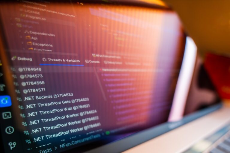 Tela Do Computador Exibindo Codigo E Dados pBHloi8vrnw
