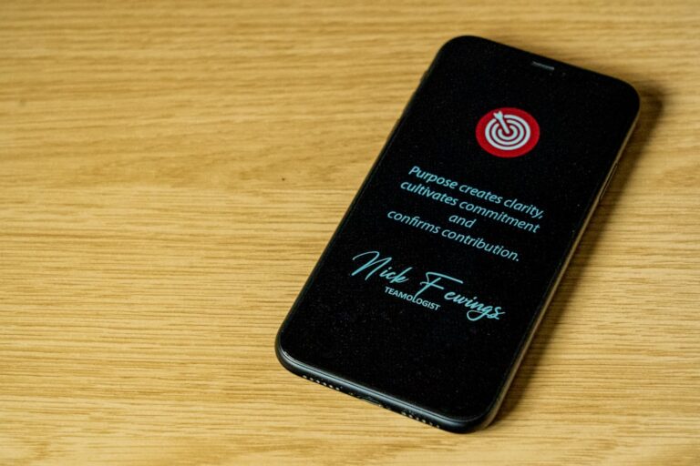 Iphone Preto 7 Plus Na Mesa De Madeira Marrom vR6lXq3YGOA