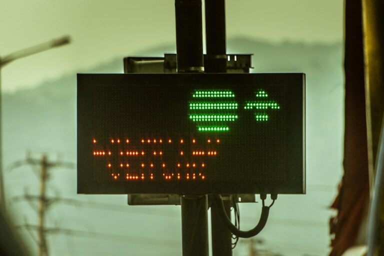 Um Sinal De Transito Que Esta Em Um Poste 4lKN72W4Czg