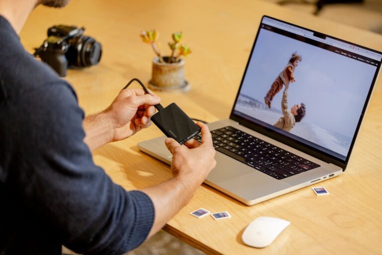 Um Homem Sentado Em Frente a Um Computador Portatil FM7MOF_7Xfw