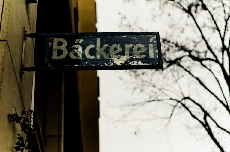 Uma Placa De Rua Pendurada Do Lado De Um Edificio oDIqjUjUebk