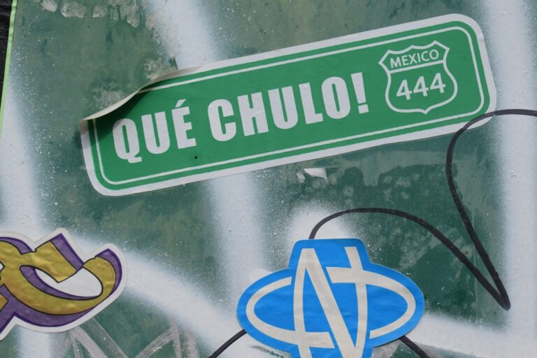 Uma Placa De Rua Com Um Monte De Adesivos qkm0utINd S