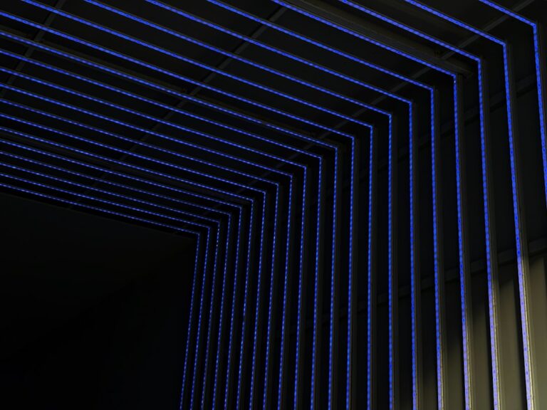 Luzes De Neon Azuis Formam Padroes Geometricos Na Escuridao IBvL2AFv4l0